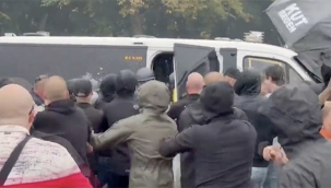 Lahey'de Aşırı Sağcılar Terör Estirdi: 30 Gözaltı, 2 Polis Yaralı