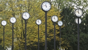 Avrupa'da Kış Saati Uygulamasına Geçildi: Saatler Bir Saat Geri Alındı