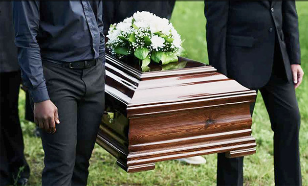 Hintli Adam, Kaç Kişinin Onu Gerçekten Sevidiğini Test Etmek İçin Kendi Cenaze Törenininde Tabuta Girdi