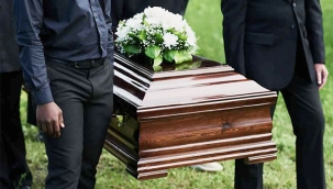 Hintli Adam, Kaç Kişinin Onu Gerçekten Sevidiğini Test Etmek İçin Kendi Cenaze Törenininde Tabuta Girdi