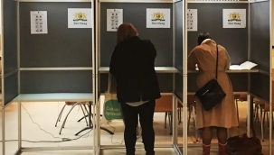 Hollanda'da Türk Seçmen Kararsız: "Siyaset Büyük Bir Kukla Gösterisine Döndü"