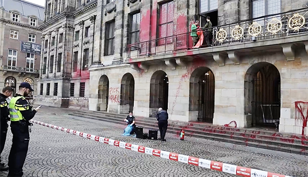 İsrail Katliamının 2.Yıl Dönümünde Başkent Amsterdam'daki Kraliyet Sarayı'na Kırmızı Boyalı Saldırı