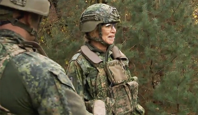 Kraliçe Máxima Kamuflaj Kıyafetle Harderwijk Ormanlarında Tatbikata Katıldı