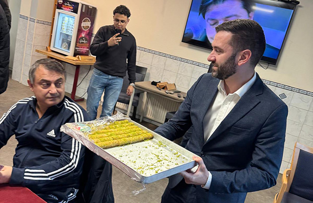 DENK Partisi’nden Seçmenlere Teşekkür Turu: Van Baarle Türk Seçmenlere Baklava İkram Etti