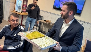 DENK Partisi'nden Seçmenlere Teşekkür Turu: Van Baarle Türk Seçmenlere Baklava İkram Etti