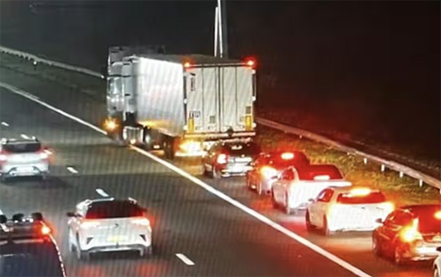 Hollanda’da Seyir Halinde Aşırı Uykusu Gelen Kamyon Şoförünün Yaptığı Şaşırttı