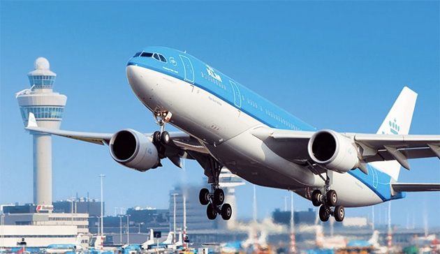 KLM uçağında büyük panik! ‘Silahlı kişi’ gördüğünü sanan yolcu kalkıştan önce acil çıkışı açtı