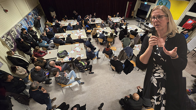 Zaandam Belediyesi'nin Türklerin Yoğun Olarak Yaşadığı Semti Mercek Altına Alması Ve Evlere Baskın Yapması Büyük Tepki Çekiyor. FNV, Semt Sakinlerine "Korkmayın, Hakkınızı Arayın" Çağrısı Yaptı