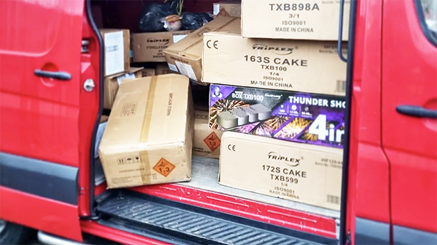 Hollanda’da Yerleşim Bölgesinde Park Halindeki Araçta 1 Tondan Fazla Kaçak Havai Fişek Ele Geçirildi