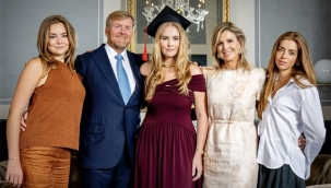 Hollanda Kraliyet Ailesi'nden Noel Kartı: Prenses Amalia Mezuniyet Kepiyle Öne Çıktı
