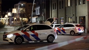 Hollanda'nın Ede Kentinde Otomobil Kavga Eden Kalabalığın Arasına Daldı, 4 Yaralı