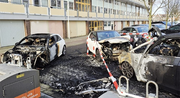 Kuzey Hollanda'nın Zaandam Şehrinde Yanan Üç Otomobil Kullanılamaz Hale Geldi