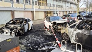 Kuzey Hollanda'nın Zaandam Şehrinde Yanan Üç Otomobil Kullanılamaz Hale Geldi