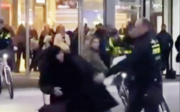 Hollanda’da Çarşaflı İki Kız Kardeşe Şiddet Kullanan Polis Hakkında Soruşturma Başlatıldı