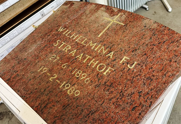 Hollanda’da İkinci El Mağazasındaki Eşyalar Arasında Mezar Taşının Bulunması Şaşırttı