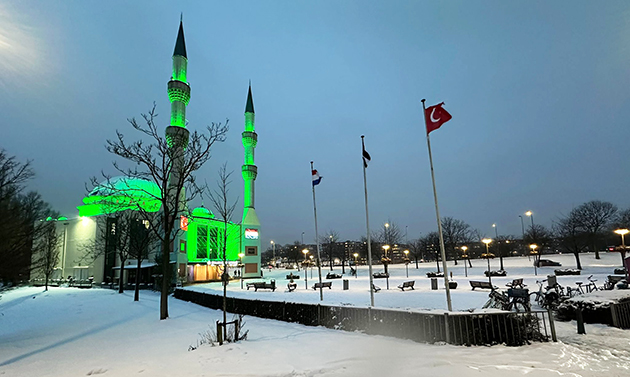 Hollanda'da Kar Manzaraları Büyüledi: Rotterdam'daki Mevlana Camisi Dikkat Çekti