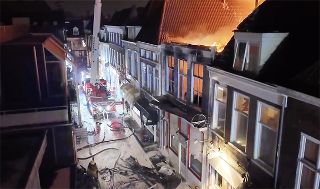 Hollanda’da Leeuwarden Kent Merkezinde Büyük Yangın: Tarihi Bina Çökme Tehlikesi Altında