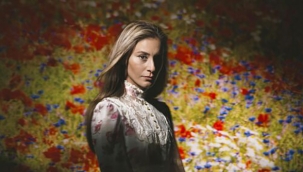 Hollanda'da Oyuncu Dilan Yurdakul, Ailesinin Göç Hikayesini Sahnelemeye Başladı