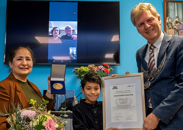 Zaanstad'da "Onur Kalemi Ödülü" Ayhan Özsöylemez'e verildi