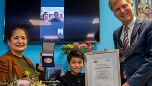 Zaanstad’da “Onur Kalemi Ödülü” Ayhan Özsöylemez’e verildi