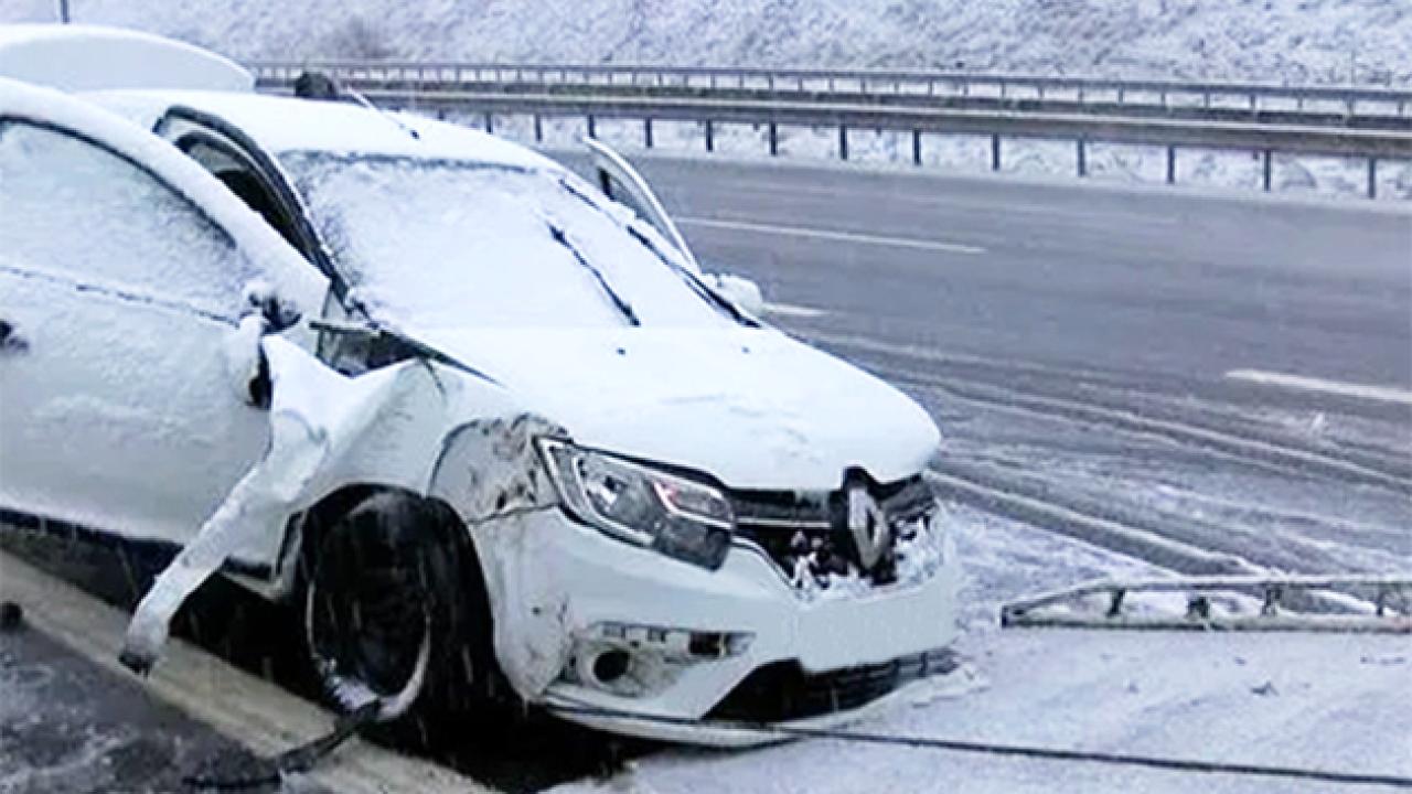 Hollanda’da Buzlanma Nedeniyle Onlarca Küçük Trafik Kazası