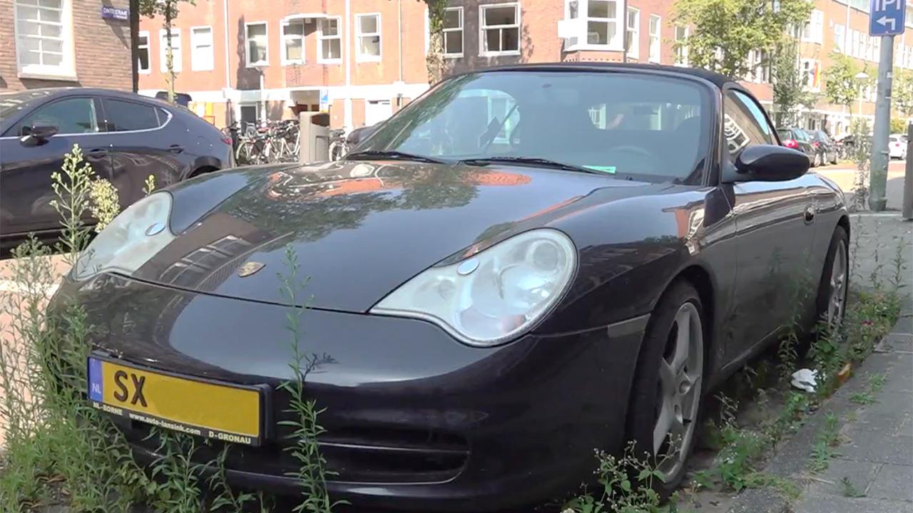 Başkent Amsterdam’da Otlar Arasında kalan Porsche”nin Gizemi Sürüyor