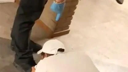 Hollanda’da Sığınmacı Merkezinde Skandal Görüntü: Güvenlik Görevlisi Sığınmacıya Ayakkabısını Öptürdü