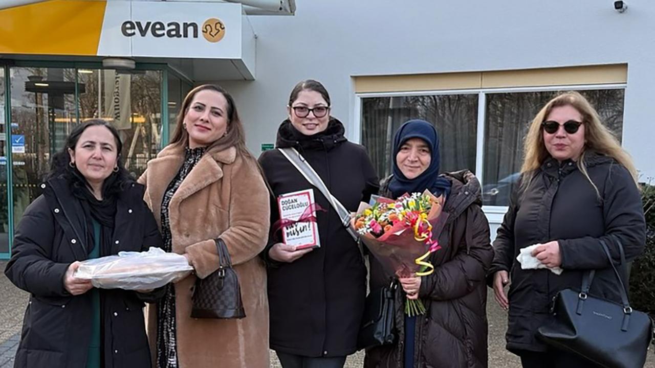 Hollanda’da Türk Kadınlardan Yaşlılar Bakım Evine Berat Kandili Ziyareti