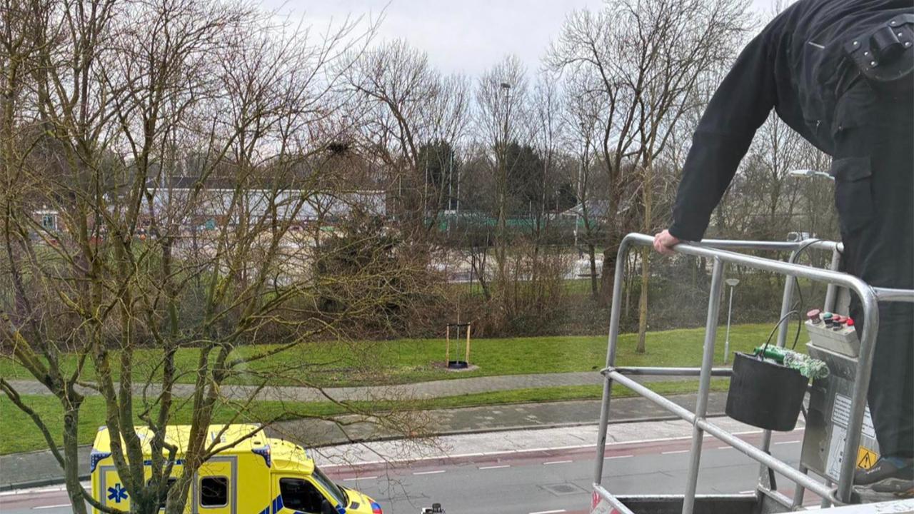 Hollanda'nın Dordrecht Kentinde Bir Cam Silici, Yaptığı Hareketle Büyük Alkış Aldı