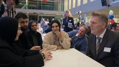 Hollanda’da Zaanstad Belediyesinin Çoğunluğu Türklerden Oluşan Cam Silicilere Yaptığı Baskılar Hollanda Televizyonunda Ele Alındı