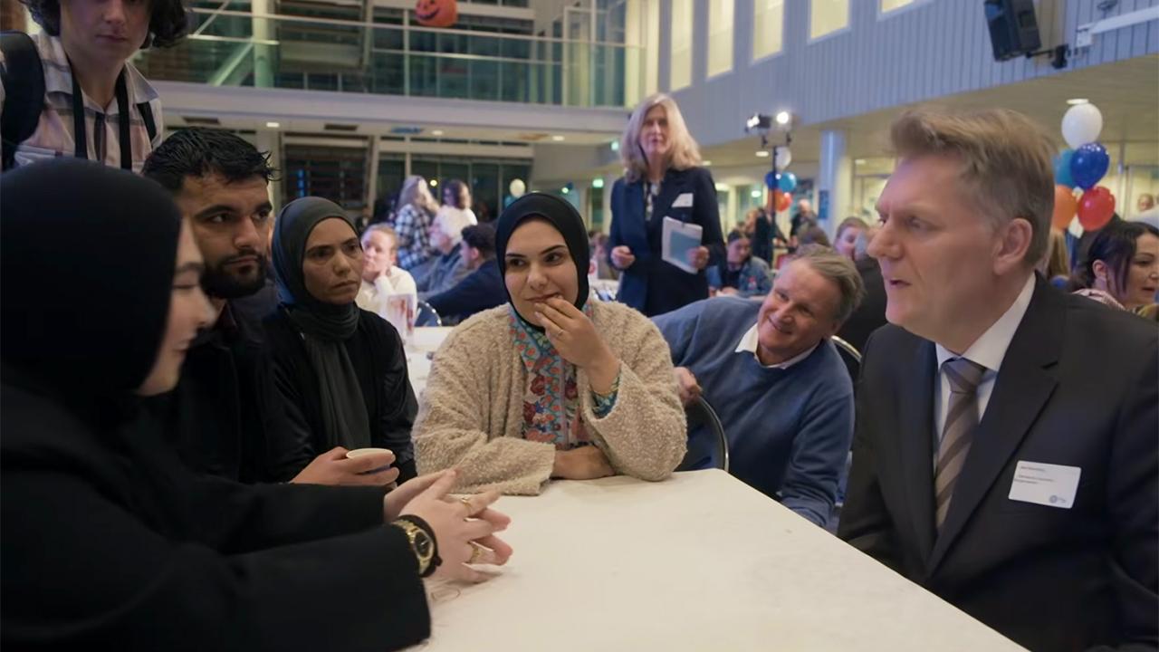 Hollanda’da Zaanstad Belediyesinin Çoğunluğu Türklerden Oluşan Cam Silicilere Yaptığı Baskılar Hollanda Televizyonunda Ele Alındı