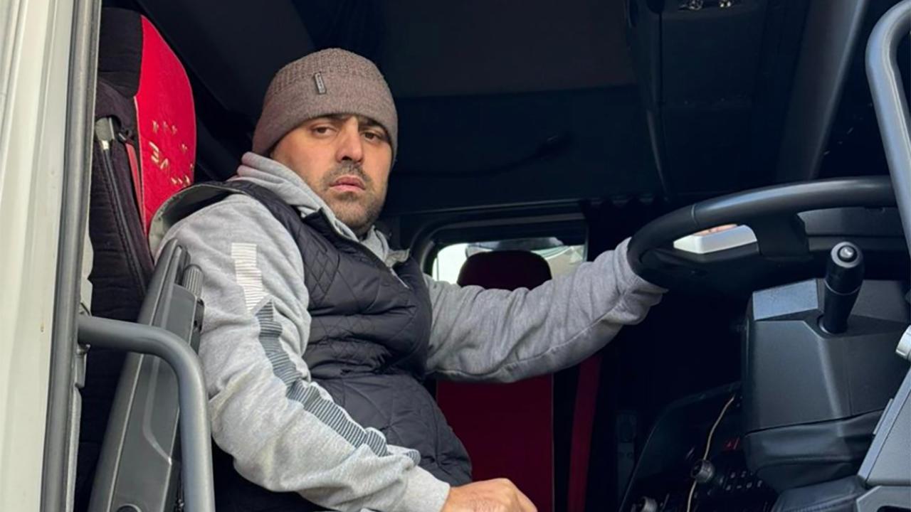 Tacikistanlı TIR Şoförü, İki Haftadır Hollanda'da Ac Susuz Arabanın İçinde Yaşıyor