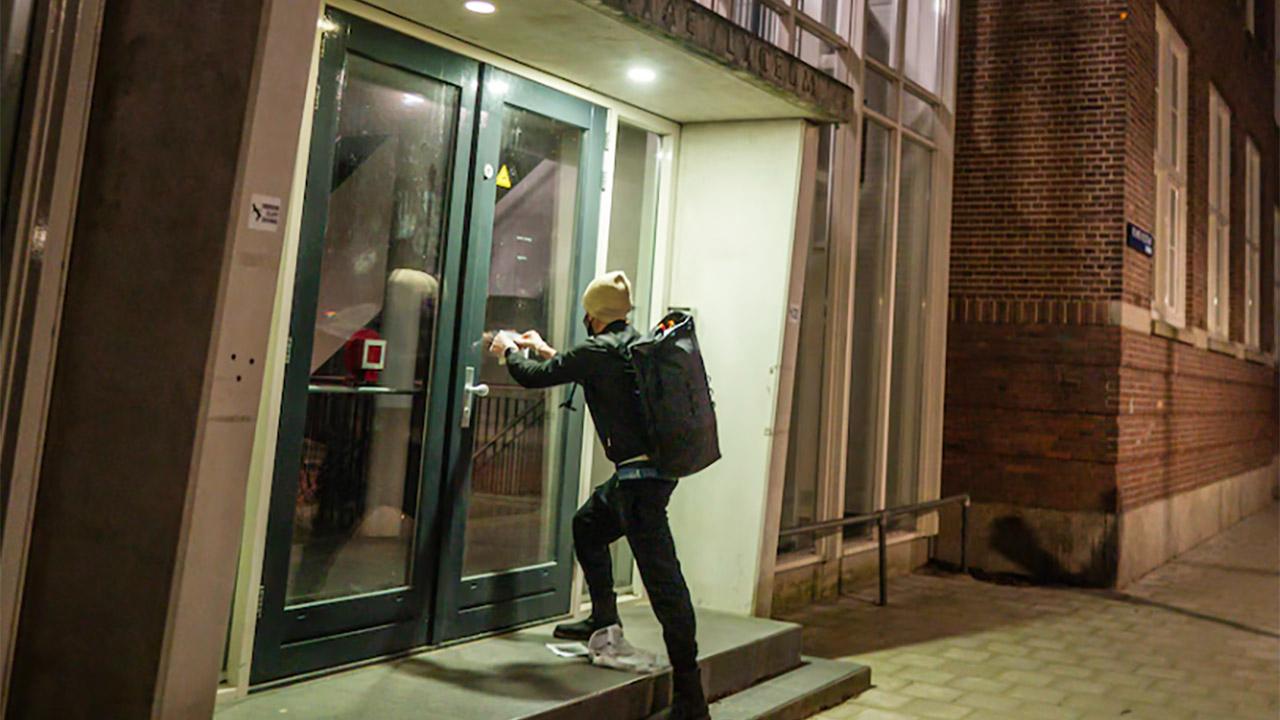 Amsterdam’da İklim Protestosu: Aktivistler Onlarca Okulun Girişini Kapattı