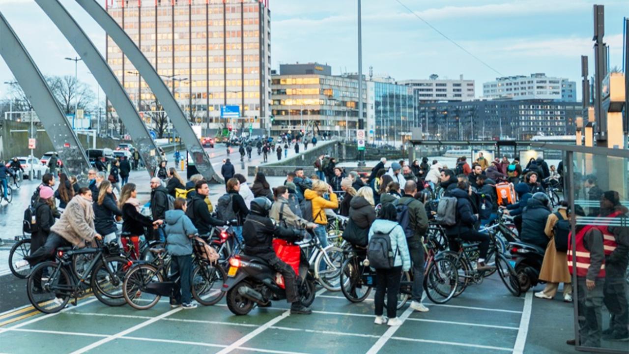 Başkent Amsterdam’da Motosikletlere Feribot Yasağı: Cezası 140 Euro