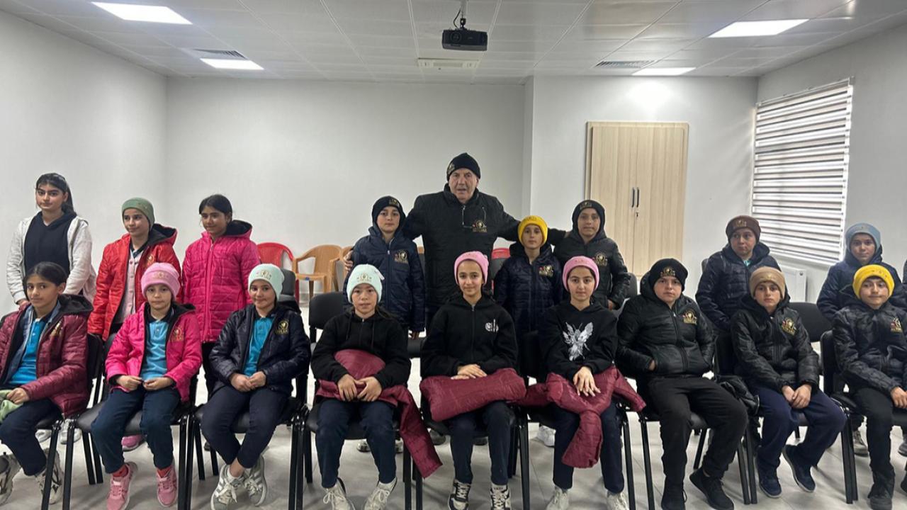 “Çılgın Türk” Bülent Türker 21. Kez Deprem Bölgesinde Çocukları Güldürdü