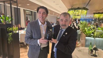 Eski Hollanda İçişleri Bakanı'ndan SimTronic'in 45.Yıl Kutlamalarına Anlamlı Hediye