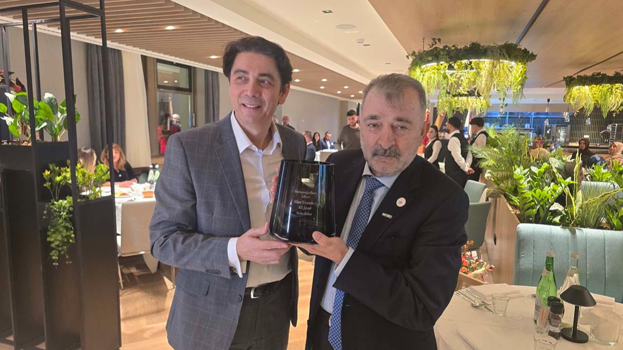 Eski Hollanda İçişleri Bakanı'ndan SimTronic'in 45.Yıl Kutlamalarına Anlamlı Hediye