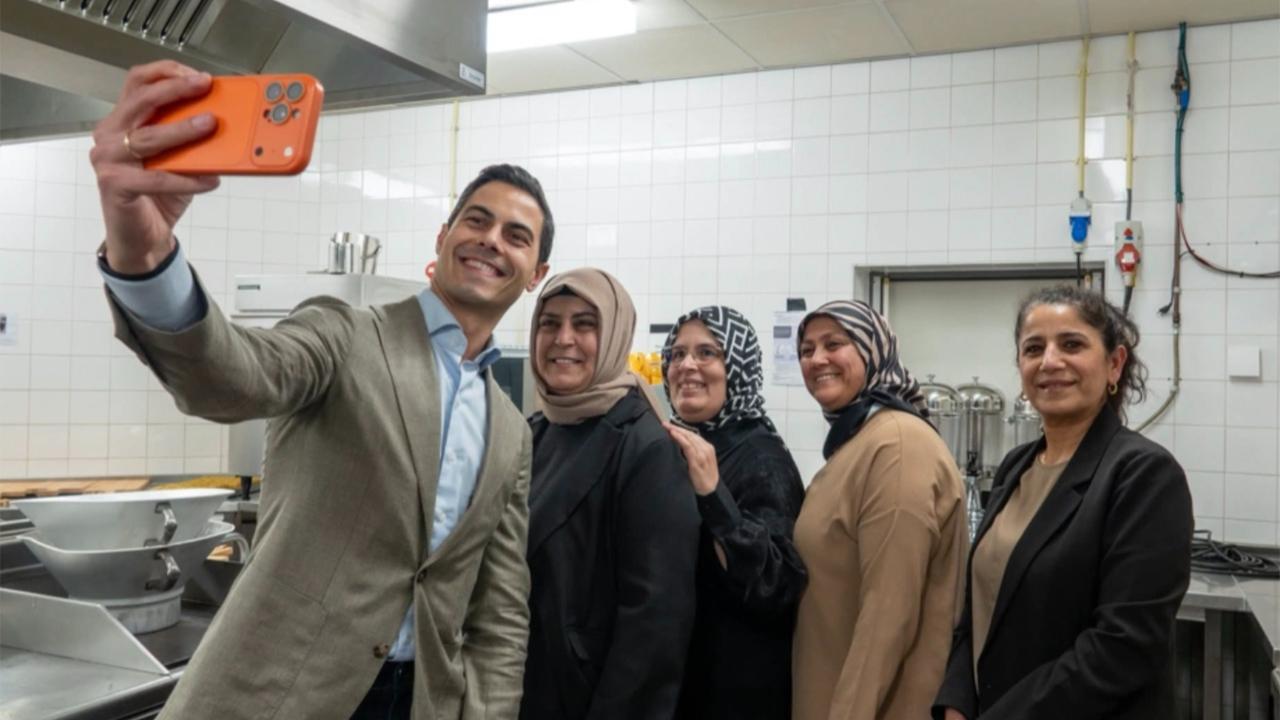 Hollanda Başbakanı Jetten, Gouda’daki Türk İftar Programına Katıldı