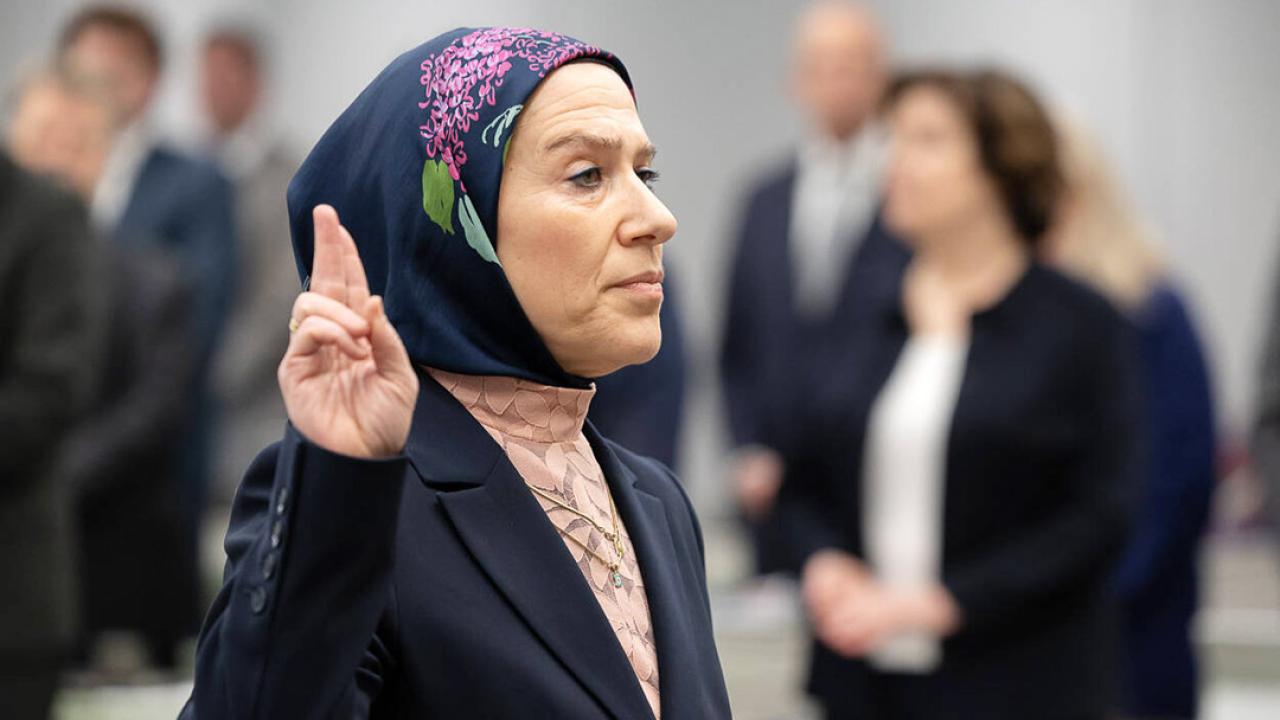 Hollanda Tarihinde Bir İlk: Başörtülü Meryem Karaaslan Kılıç Senatör oldu