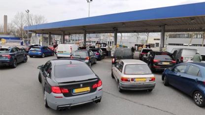 Hollanda’da Akaryakıt İstasyonlarında Araç Kuyrukları
