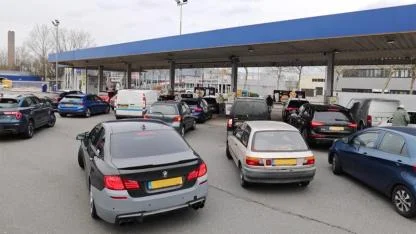 Hollanda’da Akaryakıt İstasyonlarında Araç Kuyrukları