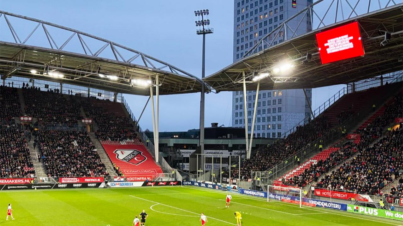 Hollanda'da FC Utrecht-AZ Maçında Ramazan Molası Veridli