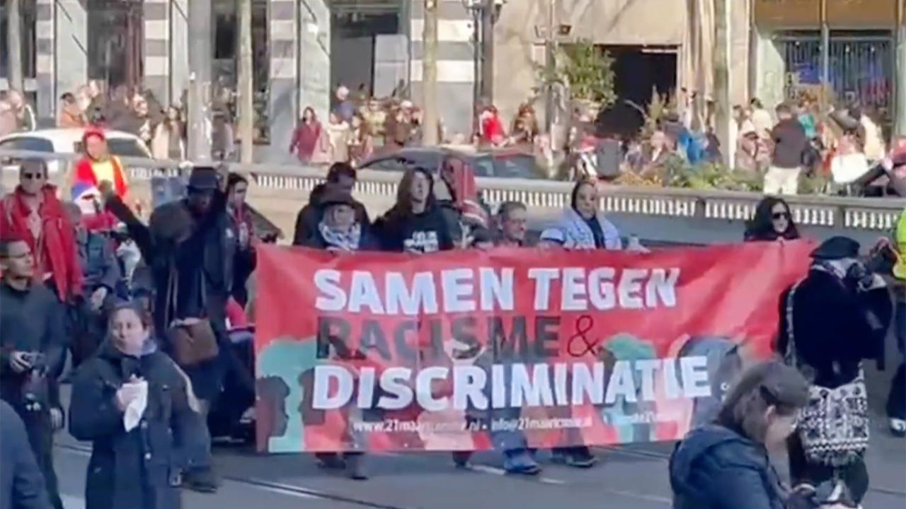 Hollanda'da Irkçılık ve Faşizme Karşı Binlerce Kişi Yürüdü: "Hiçbir İnsan Yasa Dışı Değildir"