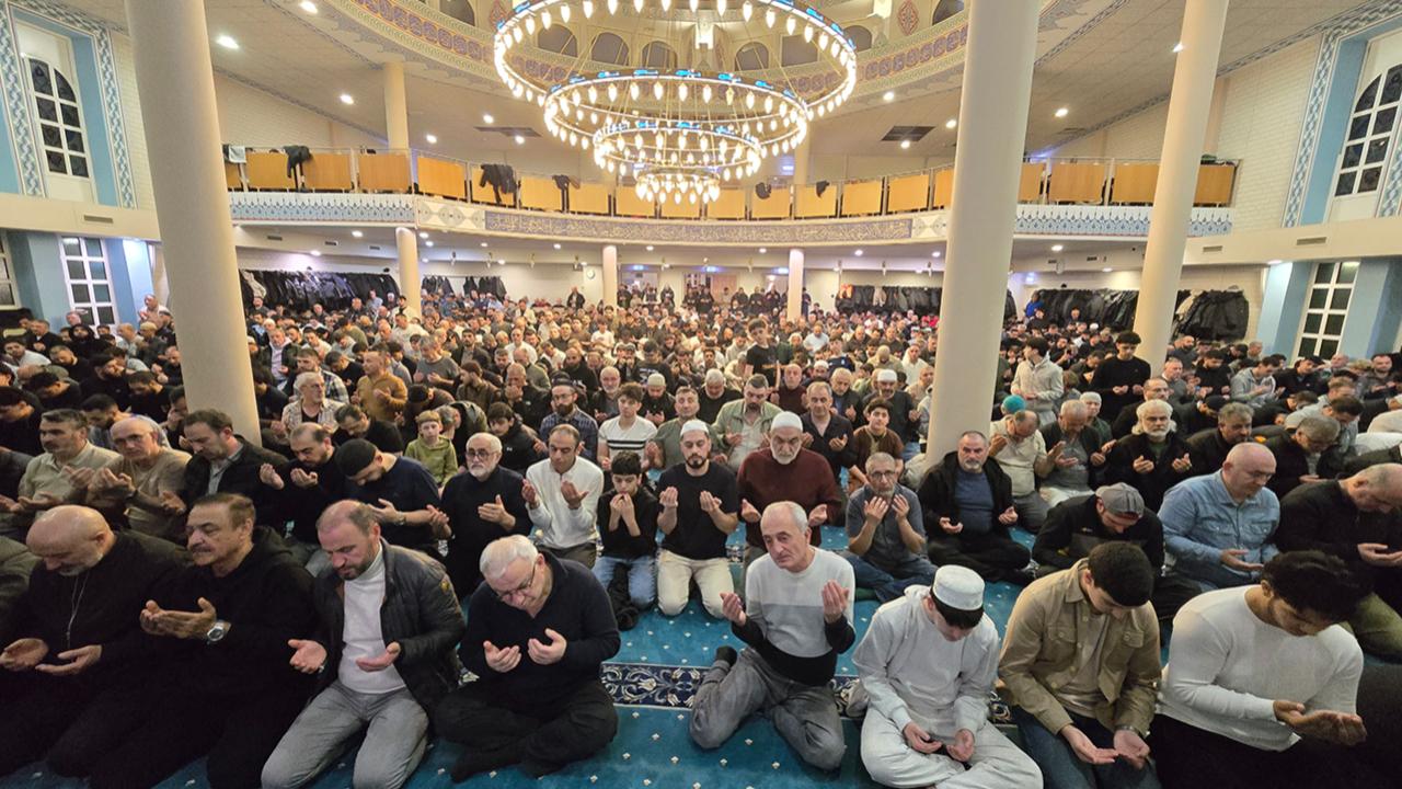 Hollanda’da Kadir Gecesi Camilerde Dualarla İdrak Edildi