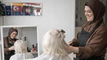 Hollanda’da Kuaför Aminah İhtiyaç Sahibi Kadınların Saçını Ücretsiz Kesiyor