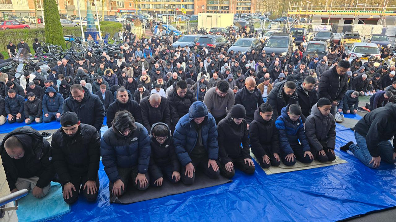 Hollanda’da Ramazan Bayramı Coşkusu: Ülkedeki Camiler Dolup Taştı