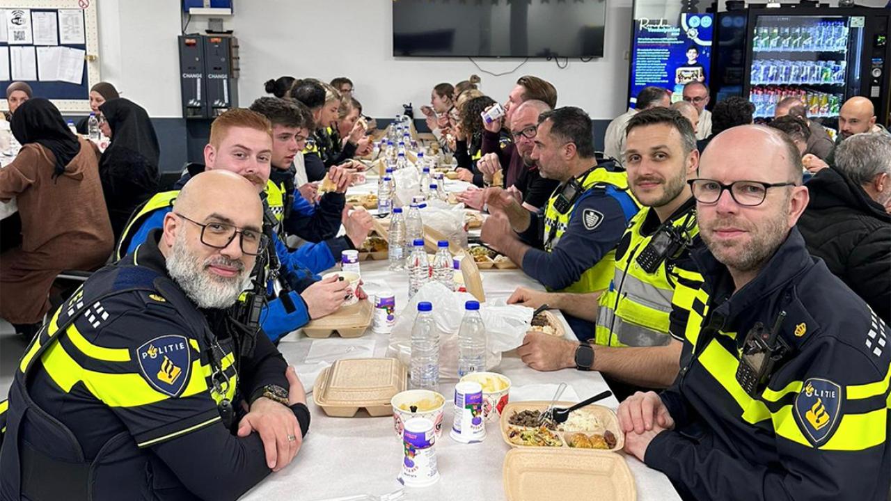 Hollanda’nın Hoorn Kentinde Ramazan Etkinliği: İftar ve “100 Gül, 100 Gülümseme” Kampanyası