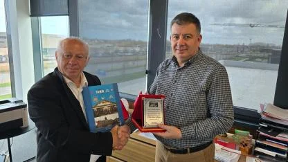 Hollanda’da Anlamlı Ziyaret: Şenol Ocaklı’dan İş İnsanı Abdurrahman Çalışkan’a Teşekkür Plaketi