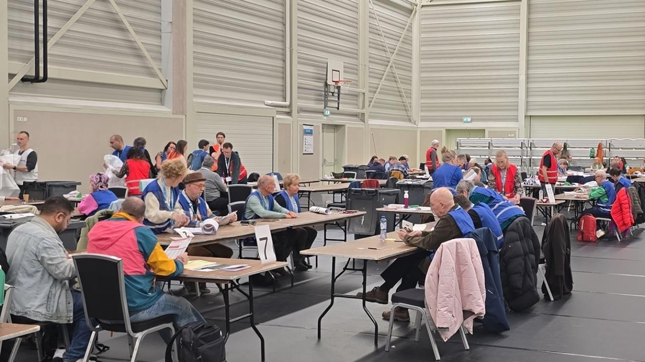 Roermond’da Oy Sayımı Krizi: CDA ve Hayvan hakları Partisi Son Sandalyeyi Kura ile Belirleyecek