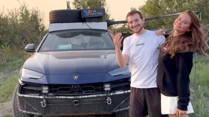 Evini Sattı, Lamborghini’siyle Dünyayı Geziyor: Yolculuk Kazakistan’da Aşka Dönüştü